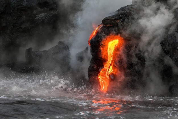 Foto aussicht auf lava, die ins meer fällt