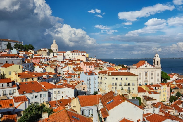 Aussicht auf Lissabon von Miradouro de Santa Luzia Aussichtspunkt Lissabon Portugal