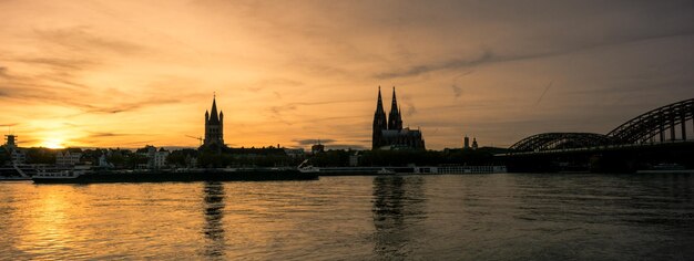 Foto aussicht auf stadtgebäude am fluss bei sonnenuntergang