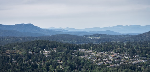 Aussicht mit dunstigen Bergen im Hintergrund