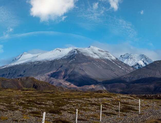 Aussicht von der Autobahn während einer Autofahrt in Island Spektakuläre isländische Landschaft mit malerischer Natur Dörfer Berge Ozean Küste Fjorde Felder Wolken Gletscher Wasserfälle