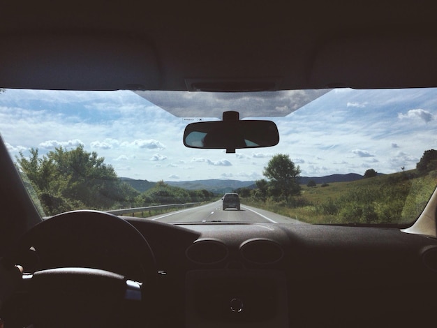 Aussicht von einem Auto auf eine Landstraße