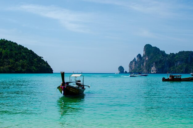 Aussichten auf die Inseln von Thailand und türkisfarbene Wasserfelsen Yachten oder Boote