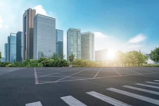 Aussichten für Schnellstraße, Asphaltpflasterung, Stadtgebäude-Handelsgebäude