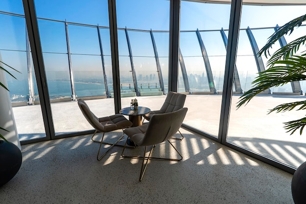 Aussichtsplattform an der Spitze eines Wolkenkratzers auf dem Dach Blick auf die künstliche Insel Palm Jumeirah