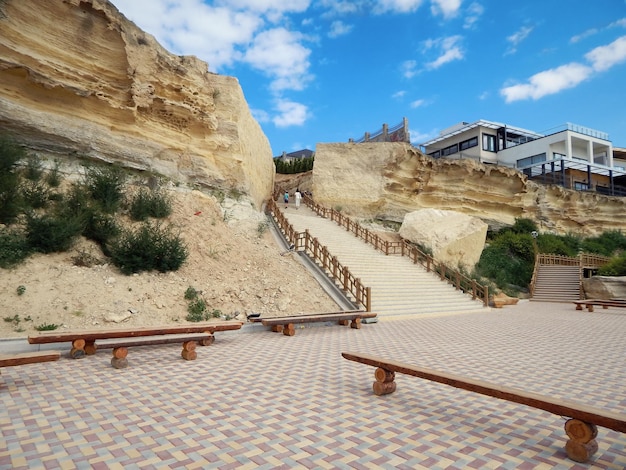 Aussichtsplattform auf den Felsen Durchgang im Felsen Das Ufer des Kaspischen Meeres Kasachstan Stadt Aktau 16. Juli 2019 Jahr Mangistau-Region