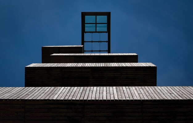 Aussichtsplattform auf einem Wachturm gegen blauen Himmel