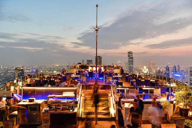 Aussichtspunkt auf die Stadt Bangkok von der Bar auf dem Dach mit Blick auf eine herrliche Stadtlandschaft