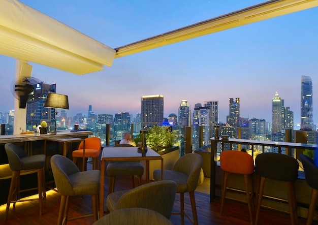 Aussichtspunkt auf die Stadt Bangkok von der Bar auf der Dachterrasse mit Blick auf ein herrliches Stadtbild