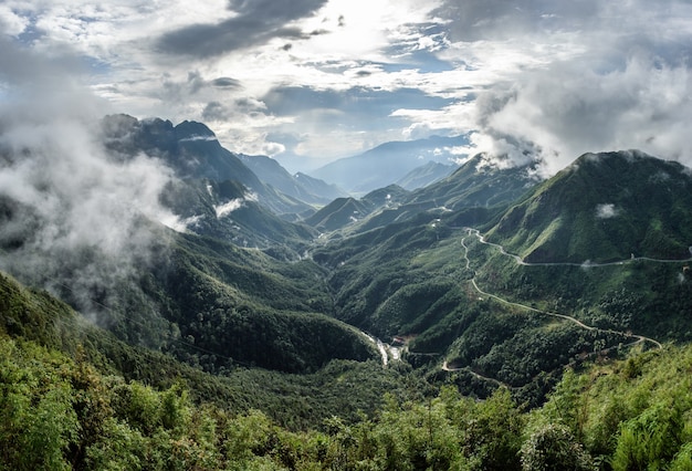 Aussichtspunkt der Bergkette am höchsten auf Nebel in Tram Ton Pass, Sapa, Vietnam