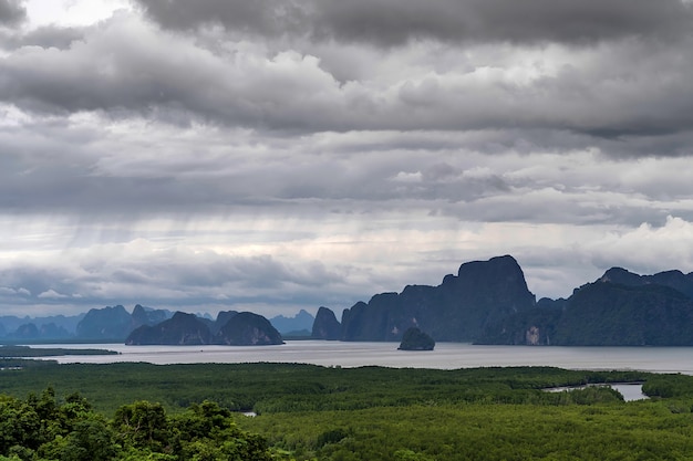 Aussichtspunkt der Sametnangshe-Berginseln mit starkem Regenwolkenhimmel in Phang Nga, Thailand