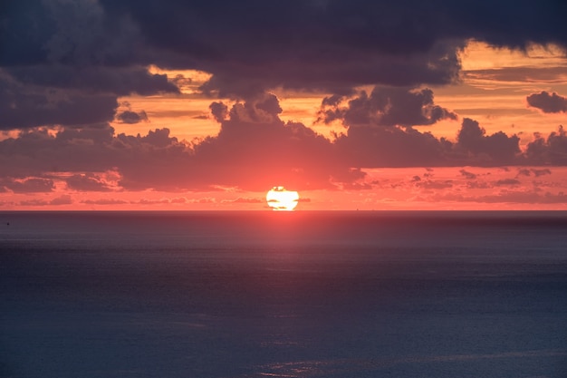 Aussichtspunkt schöner Sonnenuntergang über dem Meer