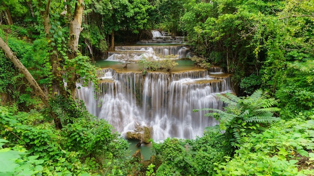 Aussichtspunkt Tier 4 bei den Huay Mae Khamin Wasserfällen befindet sich im Khuean Srinagarindra Nationalpark, nördlich von Kanchanaburi, Die siebenstufigen Wasserfälle, Thailand