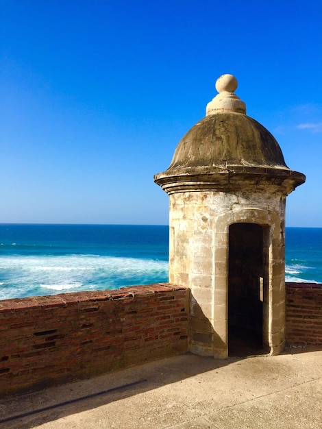 Aussichtsturm am Fort am Meer gegen den klaren blauen Himmel
