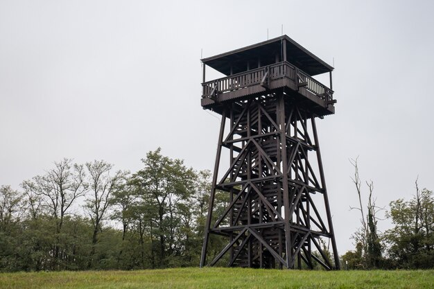 Foto aussichtsturm von mutter theresa (terez anya) an einem herbstnachmittag in zalakoveskut, ungarn