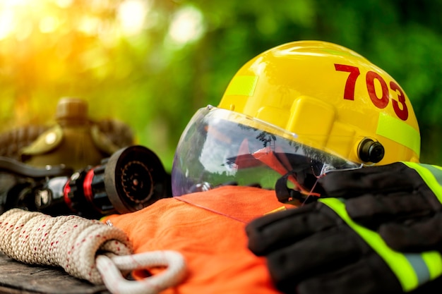 Ausstattung des Feuerwehrmanns auf altem Tabellenhintergrund, Feuerausrüstungskonzept.