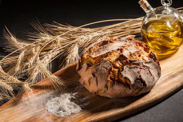 Ausstellung von frischem hausgemachtem Brot auf Holztisch, leckeres Frühstück. Brot mit Olivenöl.