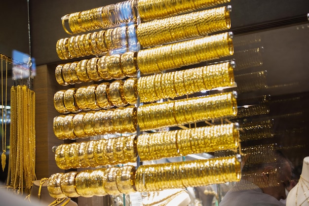 Foto ausstellung von goldenen armbändern, beispielen türkischen schmucks