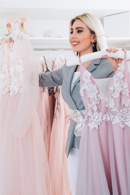 Ausstellungsraum für Luxuskleider. Modedesignerin. persönlicher Einkäufer