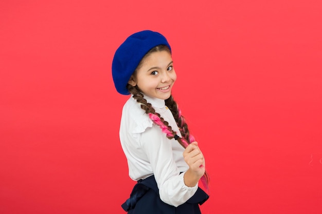 Austauschschüler reisen nach paris und lernen französisch glückliches kind in uniform kleines mädchen in französischer mütze bildung im ausland kindermode internationales austauschschulprogramm schulbildung im ausland