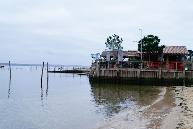 Foto austernhaus im l'herbe-dorf arcachon-becken am wintertag