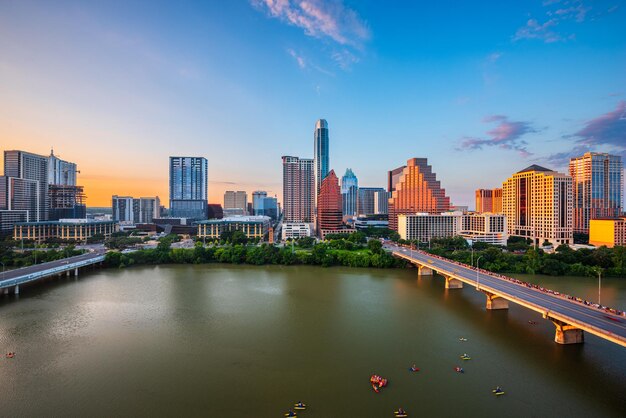 Austin, Texas, EUA, centro da cidade, horizonte no rio Colorado