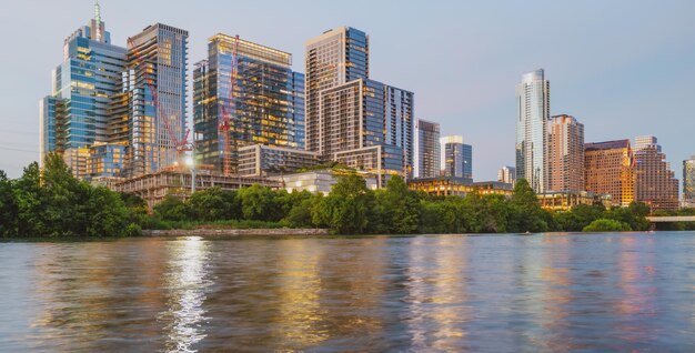 Austin texas pôr do sol durante a noite de verão de céu claro como o sol através da paisagem urbana do horizonte