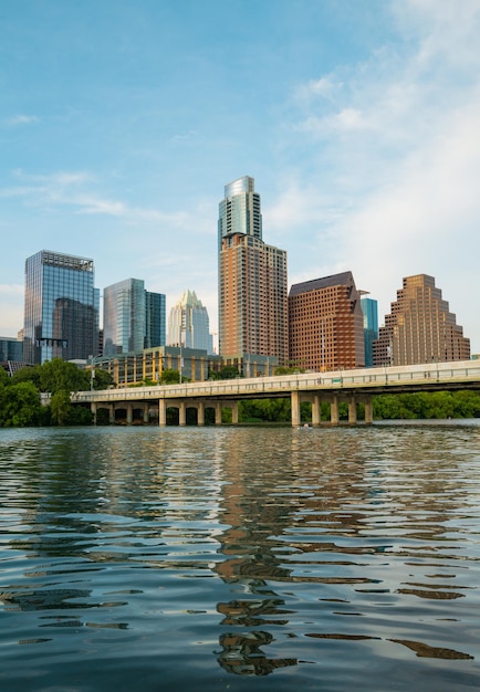 Austin Texas Travis con Cityscape Skyline Downtown en verano.