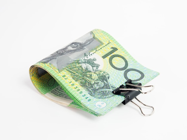 Australien-Banknoten mit Geldscheinklammer auf weißem Hintergrund