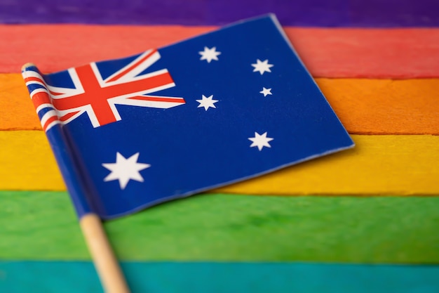 Foto australien flagge auf regenbogen, symbol für lgbt homosexuell stolz monat soziale bewegung regenbogen flagge ist ein symbol für lesben, schwule, bisexuelle, transgender, menschenrechte, toleranz und frieden.