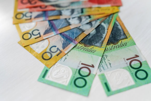 Australische Dollar im Fächer auf Holztisch, Nahaufnahme