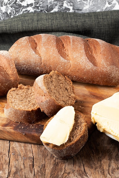 Australisches Brot mit Butter serviert