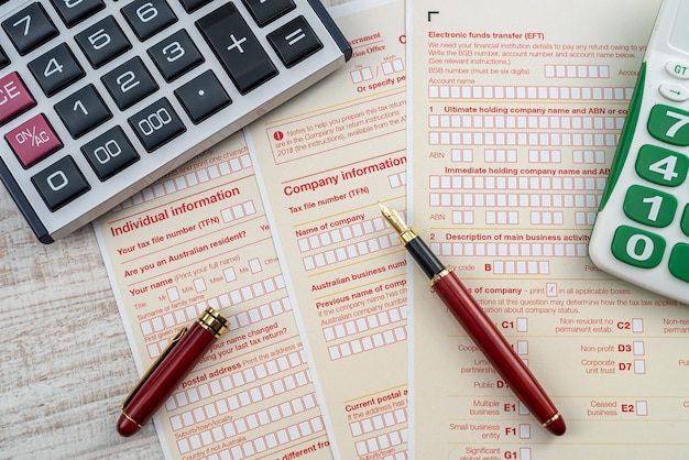 Australisches jährliches Körperschaftssteuerformular mit Stift und Taschenrechner auf dem Schreibtisch