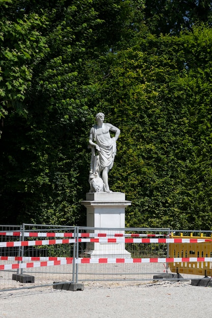 Austria Viena 18 de junio de 2023 Esculturas en el parque del palacio de Schoenbrunn