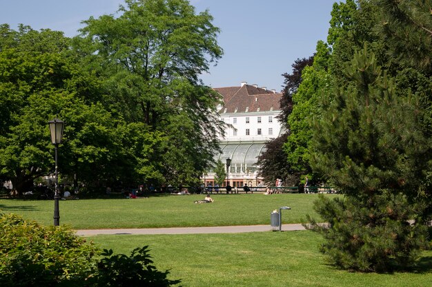 Foto Áustria viena 19 de junho de 2023 vista do parque burggarten em viena