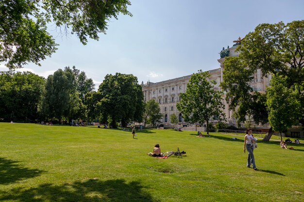 Áustria viena 19 de junho de 2023 vista do parque burggarten em viena