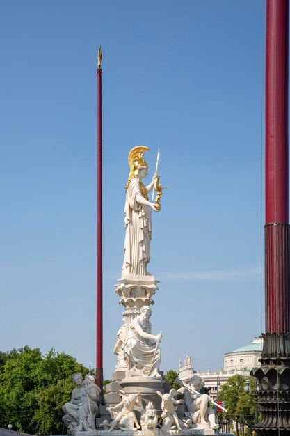 Austria Viena 19 de junio de 2023 Escultura de Pallas Atenea con una fuente frente al edificio del Parlamento austriaco