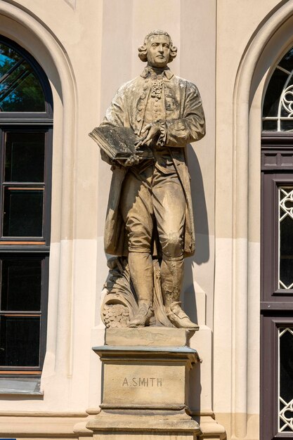 Austria Viena 19 de junio de 2023 Monumento a Adam Smith cerca de la Escuela de Negocios de Viena