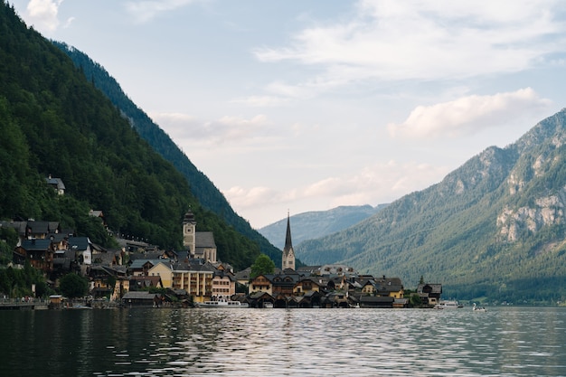 Áustria, vila histórica da unesco de hallstatt. vista panorâmica de cartão-postal da famosa vila de montanha nos alpes austríacos em salzkammergut