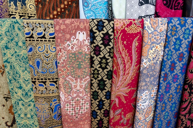 Auswahl an bunten Sarongs zum Verkauf auf dem lokalen Markt Insel Bali Ubud Indonesien Nahaufnahme