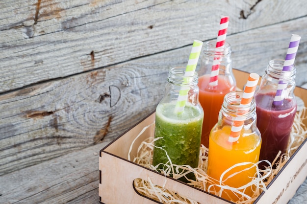 Auswahl an bunten Smoothies