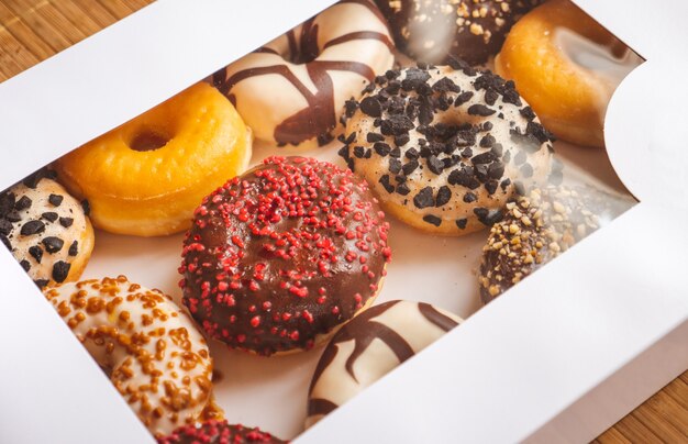 Auswahl an Donuts verschiedener Geschmacksrichtungen in einer Box