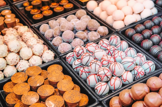 Foto auswahl an feinen schokoladen süßigkeiten weiße dunkle und milchschokolade süßigkeiten hintergrund