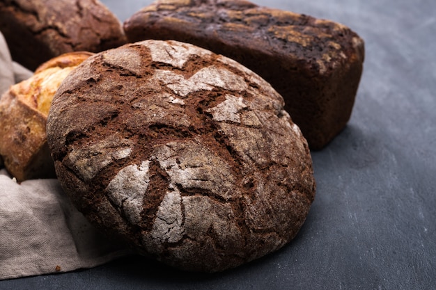 Auswahl an frisch gebackenem Brot. Hausbäckerei. Hausgebackenes Brot