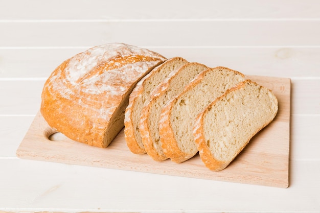 Auswahl an frisch geschnittenem gebackenem Brot mit Serviette auf rustikaler Tischplatte Ansicht Gesundes ungesäuertes Brot Französische Brotscheibe