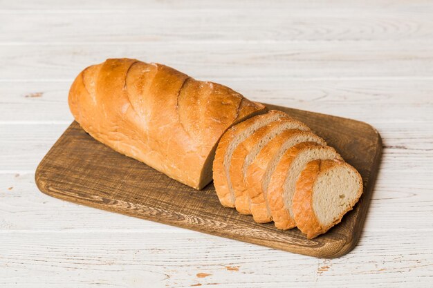 Auswahl an frisch geschnittenem gebackenem Brot mit Serviette auf rustikaler Tischplatte Ansicht Gesundes ungesäuertes Brot Französische Brotscheibe