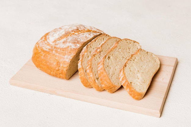 Auswahl an frisch geschnittenem gebackenem Brot mit Serviette auf rustikaler Tischplatte Ansicht Gesundes ungesäuertes Brot Französische Brotscheibe