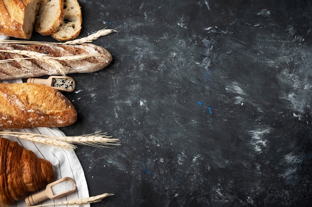 Foto auswahl an frischem brot, backzutaten. stillleben von oben eingefangen. gesundes hausgemachtes brot. hintergrund mit exemplar.