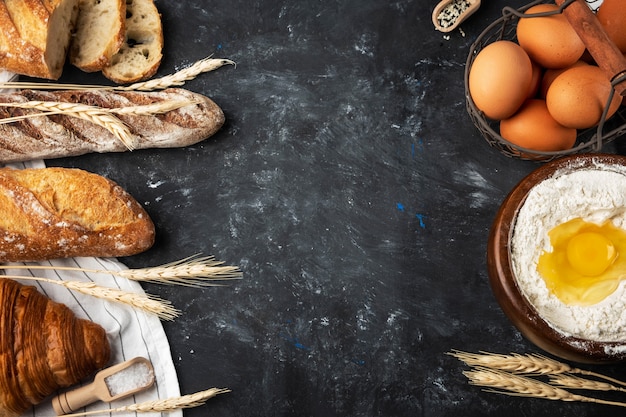 Auswahl an frischem Brot, Backzutaten. Stillleben von oben erfasst, Banner layout.Healthy hausgemachtes Brot. Kopieren Sie Platz.