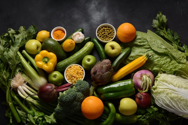 Auswahl an frischem Obst und Gemüse Hintergrund für gesunde Lebensmittel Einkaufen von Lebensmitteln im Supermarkt